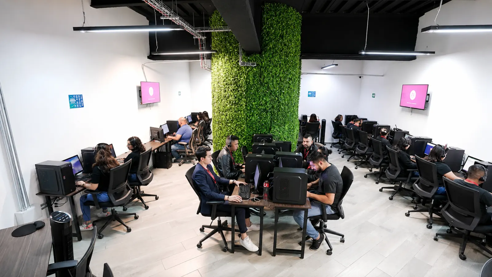 La sala del centro de monitoreo Sensu, con operadores en sus estaciones